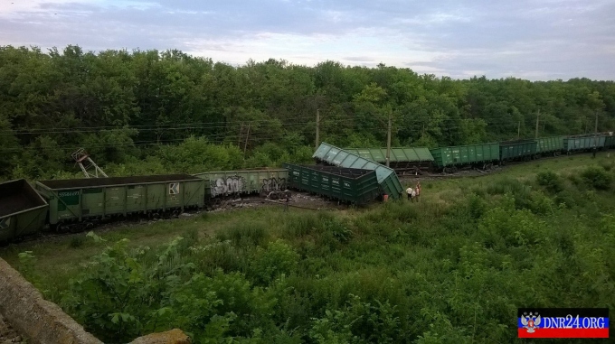 В Донецкой области взорвали железную дорогу, грузовой поезд РЖД сошёл с рельс